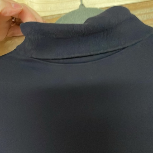 Lands’ End Size Medium Navy Long Sleeve Soft and Stretchy Turtleneck T-Shirt - Picture 2 of 6